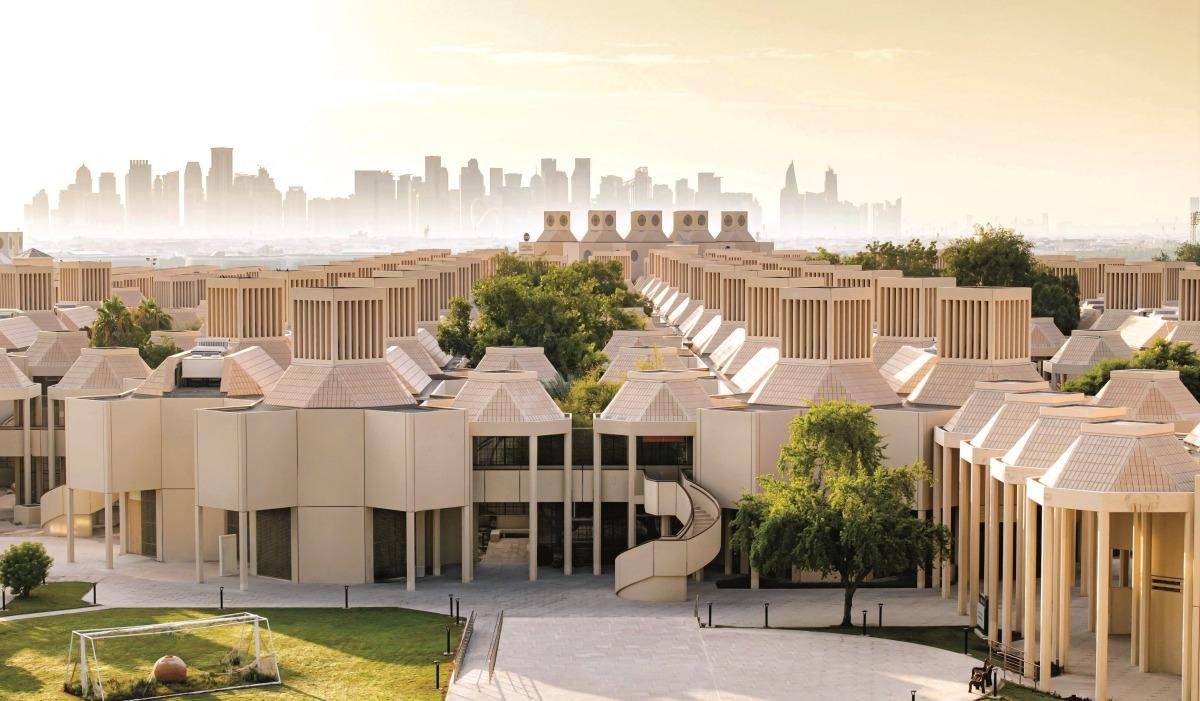 تنويه من جامعة قطر بشأن إعلانات المنح الدراسية والقبول