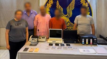 ضبط تشكيل عصابي من 5 أشخاص لتزوير المحررات الرسمية وتقليد الأختام بالقاهرة