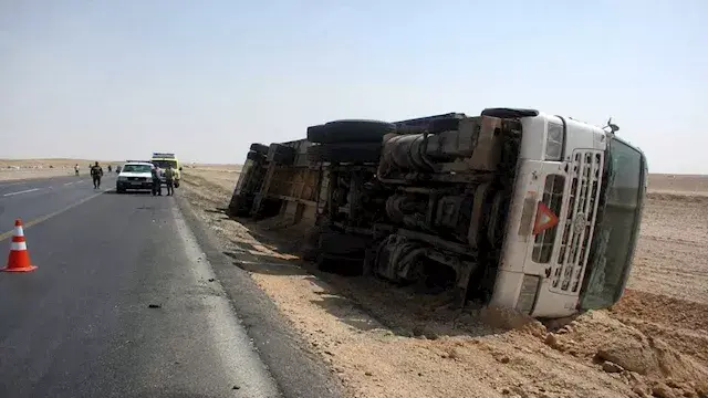 إصابة شخصين في انقلاب "تريلا" بطريق العوينات بالوادي الجديد