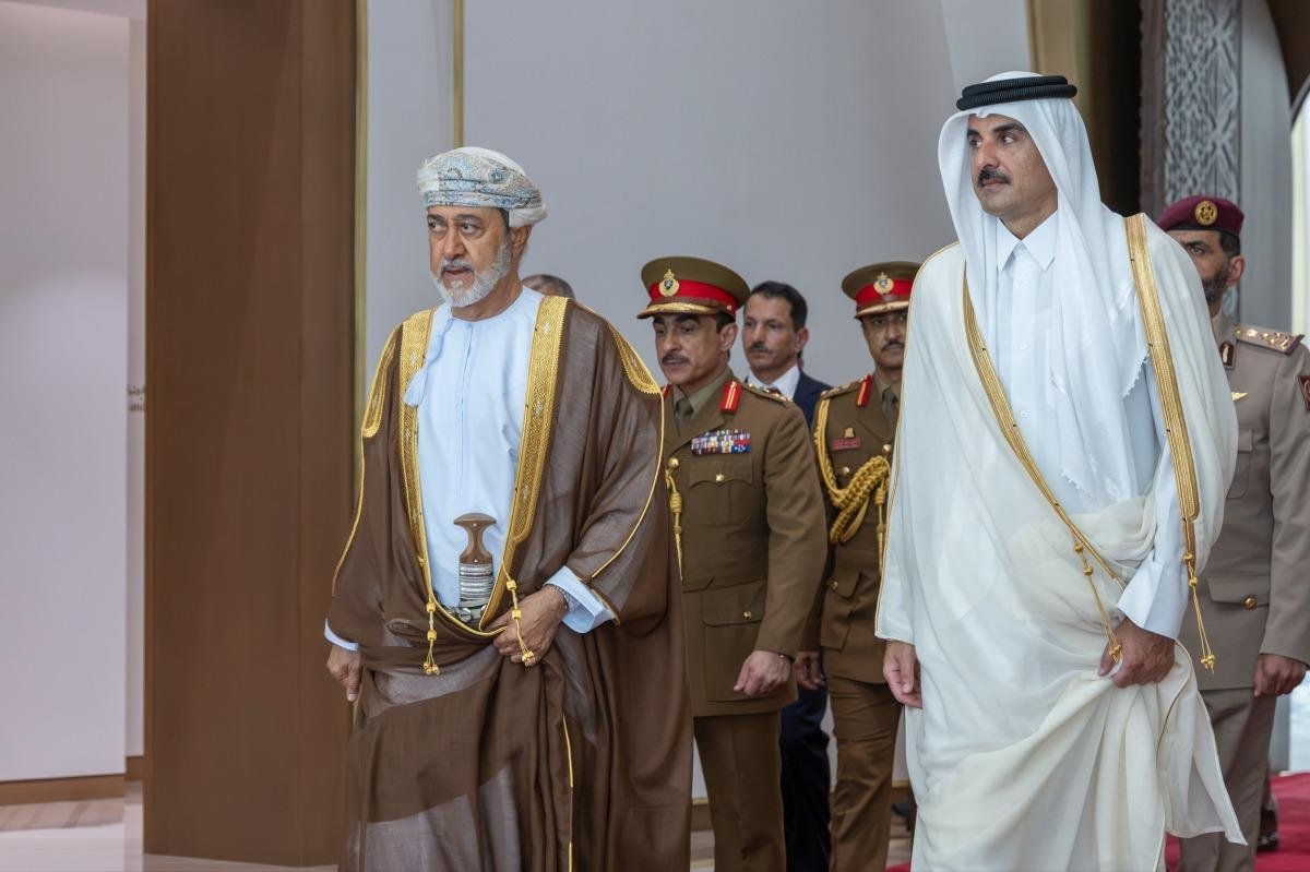 سمو الأمير يتقدم مودعي سلطان عُمان