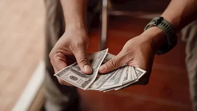 انخفض في 8 بنوك.. سعر الدولار مقابل الجنيه مع نهاية تعاملات اليوم الأحد