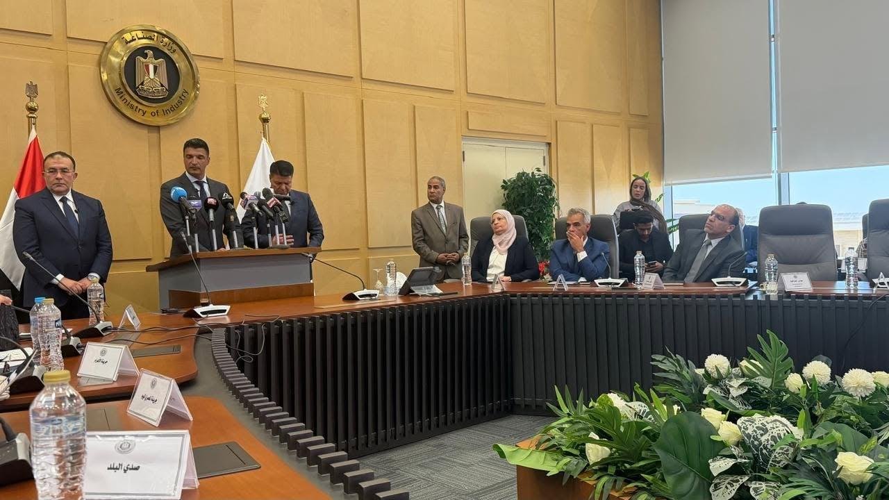 وزير الصناعة: تقليص إجراءات المجمعة العشرية بعد تنسيق مع وزارة الإسكان لتخفيف الأعباء على المستثمرين