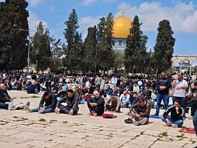 70 ألفا يؤدون صلاة الجمعة في المسجد الأقصى رغم إجراءات الاحتلال