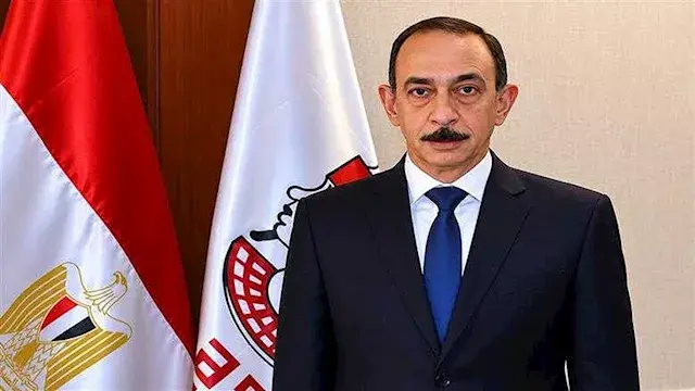 بعد فيديو أب يحمل نجله.. محافظ سوهاج يستجيب لاستغاثة طفل ويوجه بعلاجه