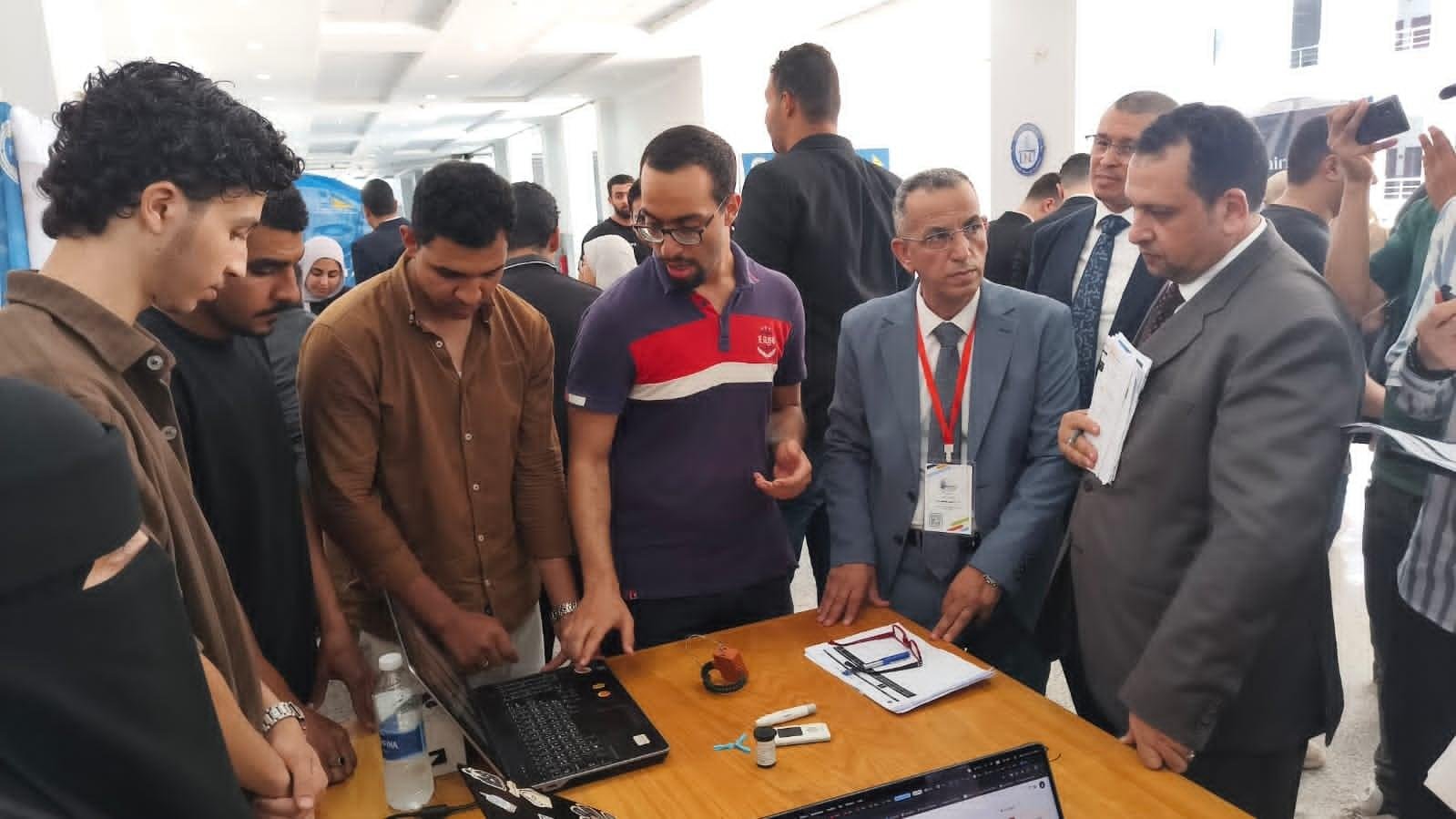 طلاب هندسة سوهاج يتصدرون هاكثون الذكاء الاصطناعي بمشروع لقياس السكر دون وخز