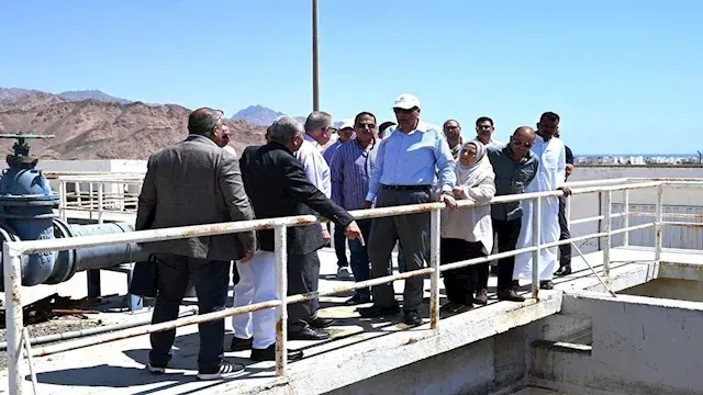 بتقنية حديثة.. محافظ جنوب سيناء يتفقد أعمال تطوير محطة صرف دهب (صور)