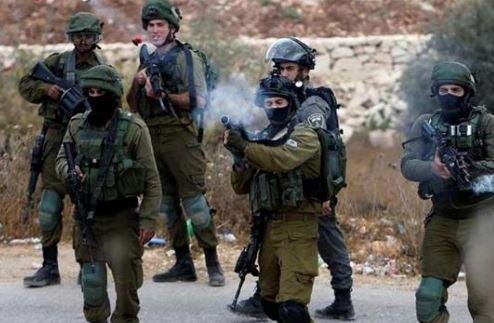 الضفة.. إصابة فلسطينيين بينهم أطفال خلال اقتحام قرية المغير