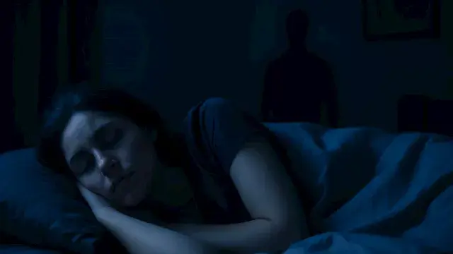 لماذا نشعر أحيانا بوجود شخص ما في الظلام؟