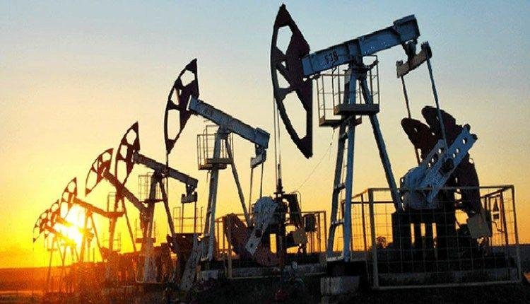 النفط ينخفض بأكثر من دولار مع تزايد الإمدادات