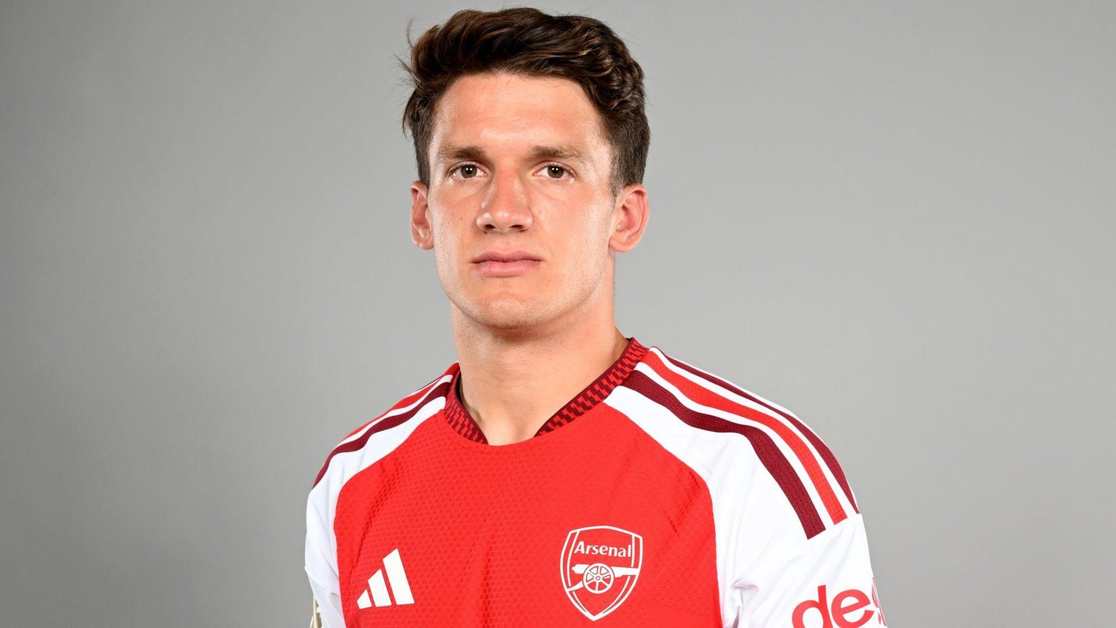 Arsenal complete deal to sign winger Tzolis