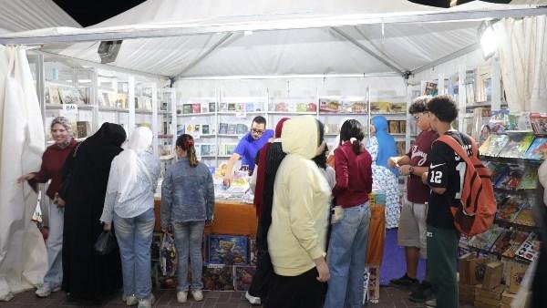 إقبال جماهيري كبير على معرض السويس الرابع للكتاب