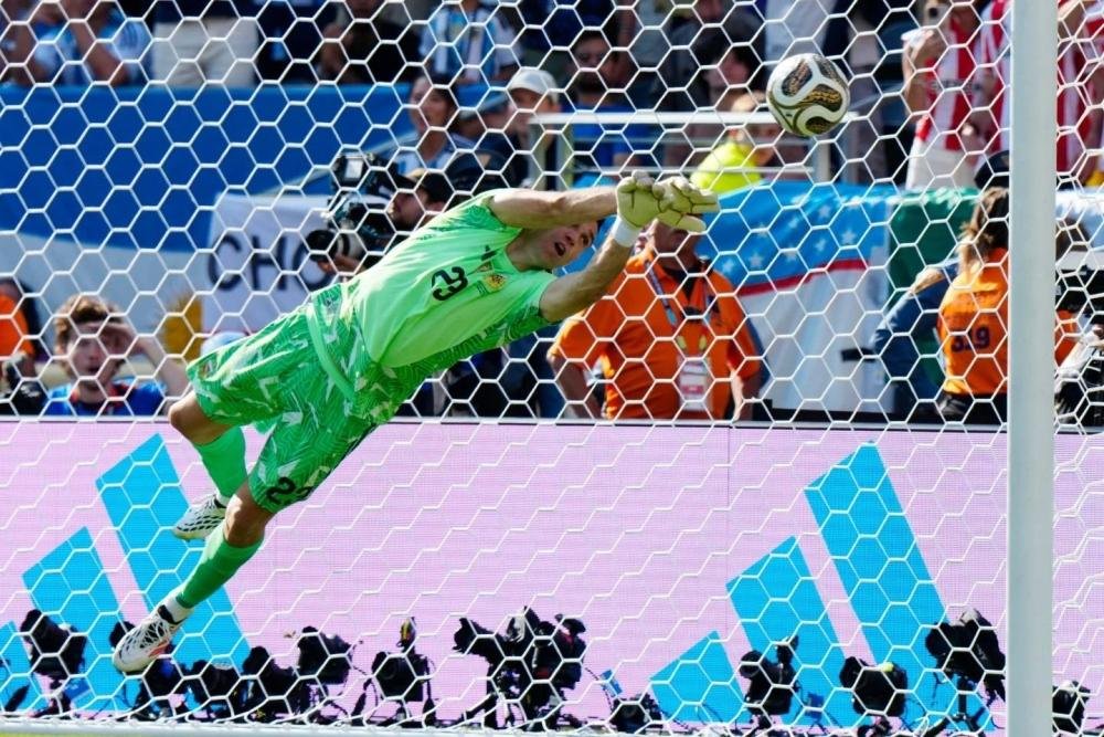 إيميليانو القفاز التاريخي