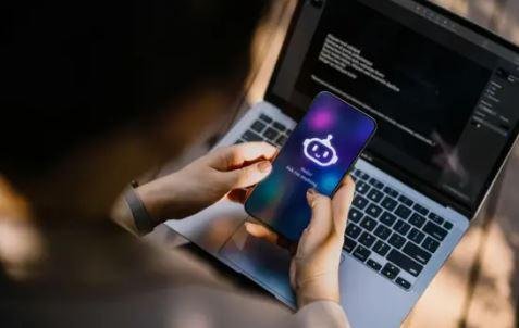 من الفونيمات إلى الذكاء الاصطناعي.. كيف تعلمت أجهزة الكمبيوتر والهواتف التحدث بصوت البشر؟