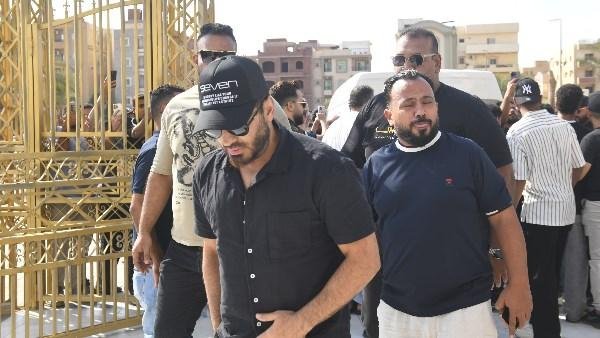 أسرة تامر حسني تكتفي بتلقي العزاء على المقابر في والده