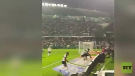 سقوط لاعب برازيلي في نفق أثناء احتفاله بتسجيل هدف