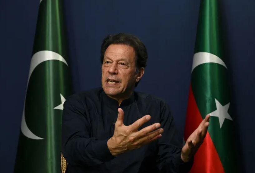 وزير الإعلام الباكستاني: عمران خان بصحة جيدة وأعيد للسجن
