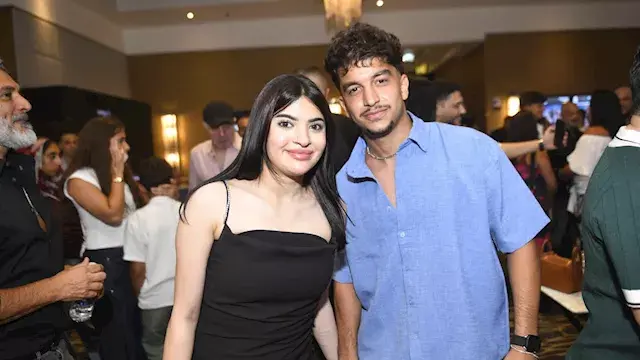 سوزي الأردنية وخطيبها مونلي يخطفان الأنظار في العرض الخاص لفيلم "خلي بالك من نفسك"