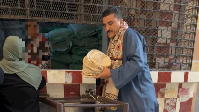 بالجلباب والشال.. مسؤول تموين يتنكر للإيقاع بمخالفات المخابز في كفر الدوار (صور)
