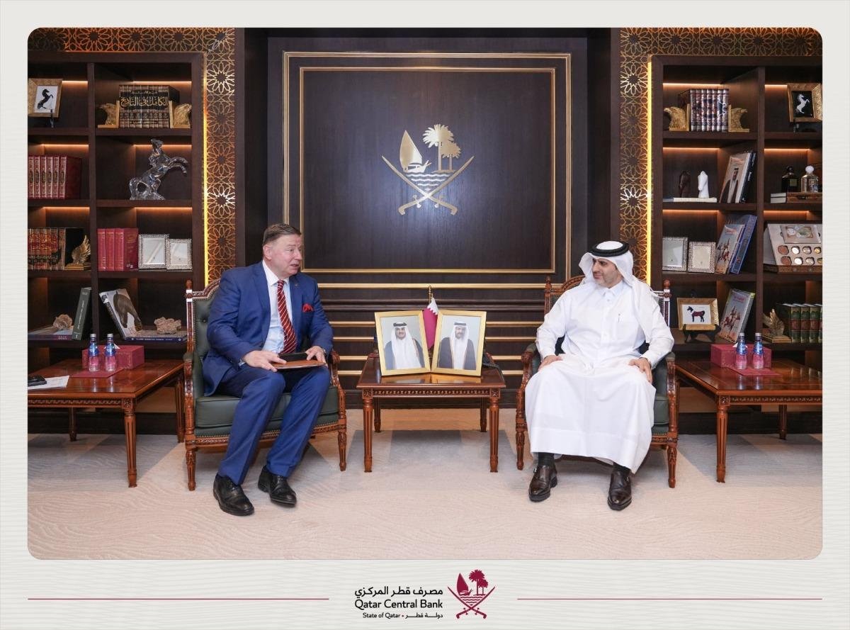 محافظ مصرف قطر المركزي يجتمع مع سفير أوكرانيا لدى الدولة