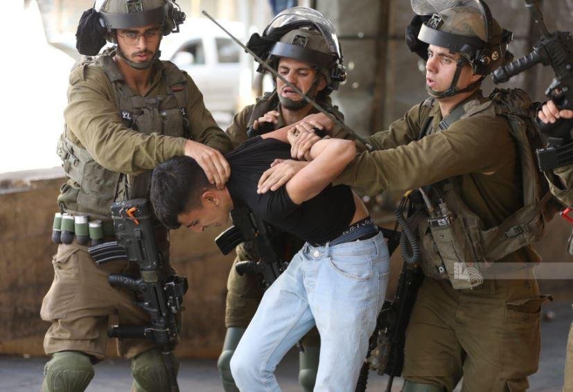 قوات الاحتلال تعتقل 30 فلسطينيا من قرية بشمال الضفة الغربية