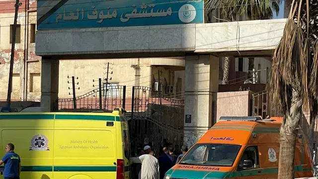 افترشوا الأرض.. أهالي ضحايا ميكروباص العمال يتوافدون على مستشفى منوف -فيديو وصور