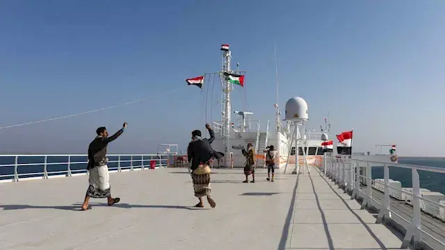 رويترز: الحوثيون يدرسون فرض رسوم على عبور السفن في البحر الأحمر