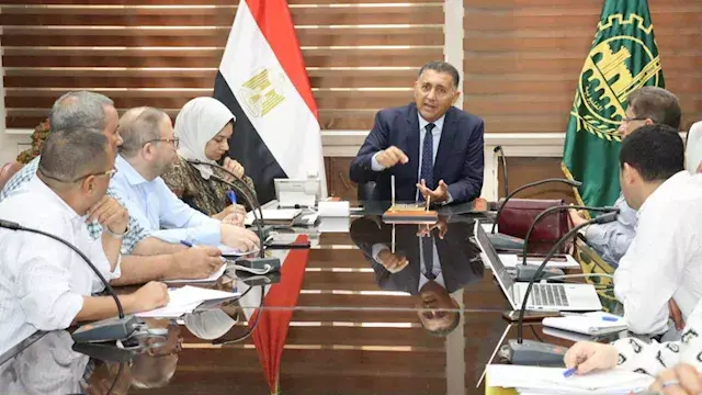 لا تهاون مع التلوث.. محافظ القليوبية يوجه بسرعة رفع مخلفات الترع والمصارف