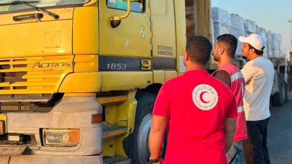 قافلة "زاد العزة" الـ261 تدخل إلى الفلسطينيين في قطاع غزة