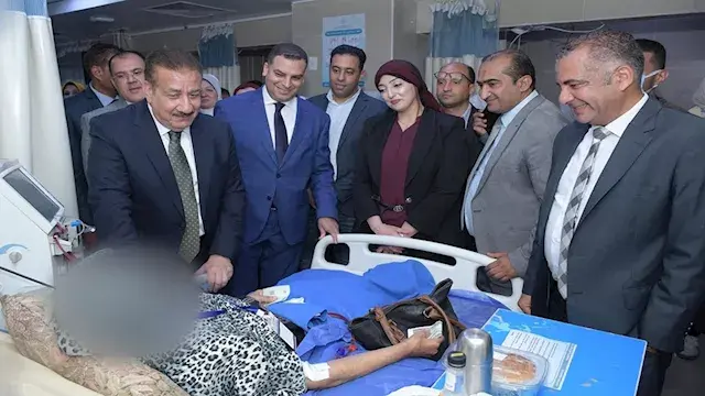 تقديرًا لعطائهم.. محافظ بورسعيد يكرم أطقم تمريض الغسيل الكلوي بمكافأة مالية