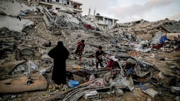 غزة.. بدء انتشال جثامين 13 فلسطينيا من تحت أنقاض منزل مدمر