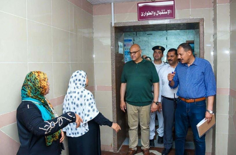 جولة مفاجئة لمحافظ الإسكندرية لمتابعة الخدمات الطبية بمستشفى رأس التين العام