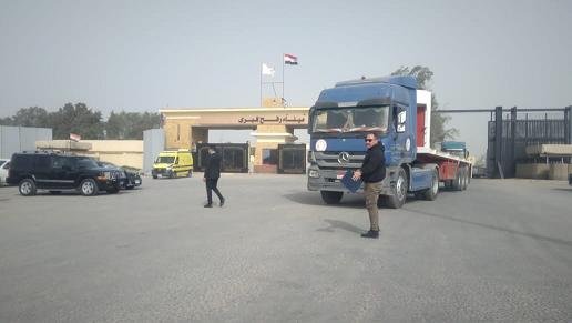 شاحنات مساعدات جديدة تعبر رفح إلى كرم أبو سالم لإغاثة قطاع غزة