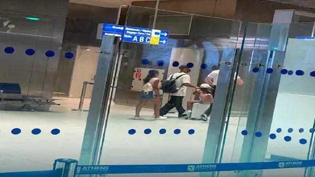 هل تتم الصفقة؟.. محمد صلاح وأسرته يصلون اليونان