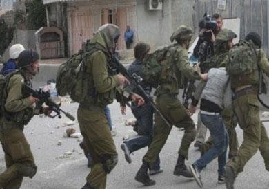 الاحتلال الإسرائيلي يعتقل ما لا يقل عن 11 فلسطينيا من مدن الضفة