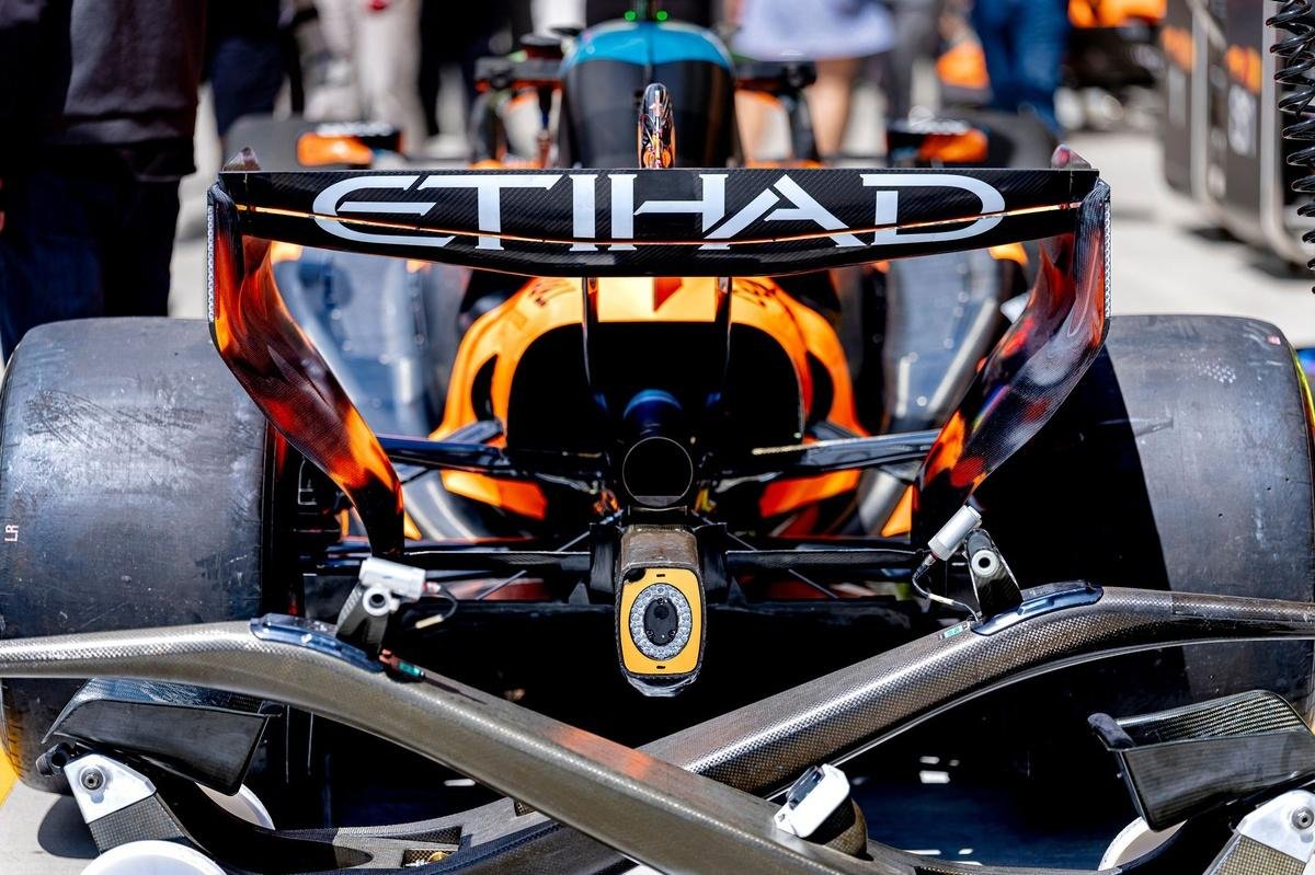 The ingenious three-link mechanism behind McLaren's pivoting rear wing