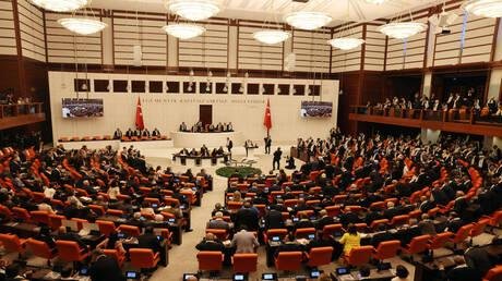 برلمان تركيا يقر قانون "التضامن الوطني" الذي ينص على نزع سلاح حزب العمال الكردستاني
