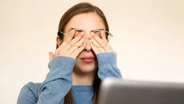 5 عادات صيفية شائعة قد تهدد صحة العين.. إليك طرق الوقاية