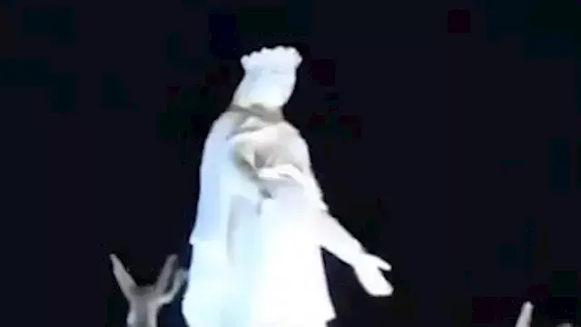 تزامنًا مع احتفالات الصيام.. ظهور نور مضيء وحمامة حول تمثال العذراء بدير درنكة- صور