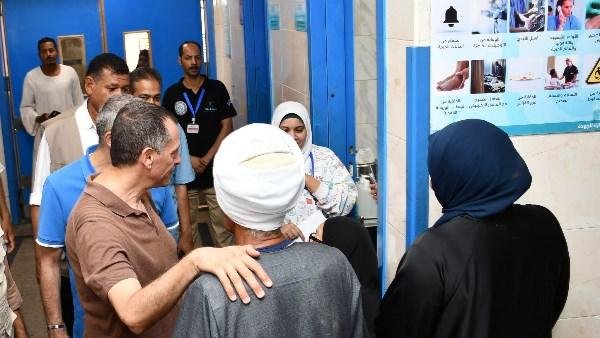 للاطمئنان على سير العمل.. محافظ أسوان يفاجئ العاملين بمستشفى النيل التخصصي بإدفو