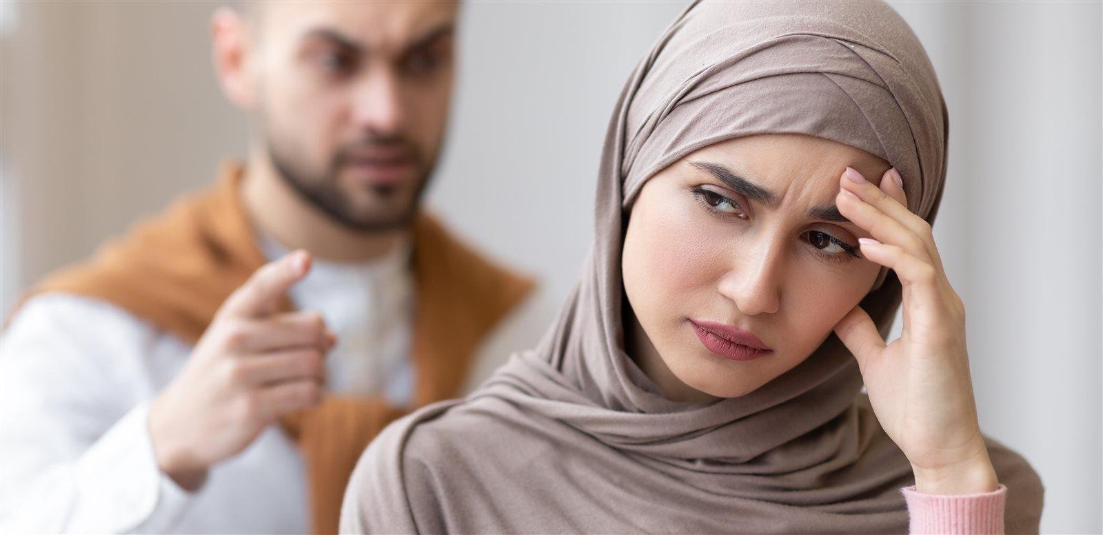 استشارية: عودة المرأة العاملة في ساعات متأخرة لا يشكك في أخلاقها