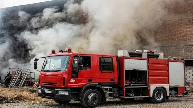 إصابة 38 عاملًا باختناق في حريق داخل مصنع ملابس بالعاشر من رمضان
