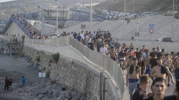 أزمة غير مسبوقة في سبتة.. عشرات الآلاف يعبرون من المغرب وارتفاع حصيلة الوفيات