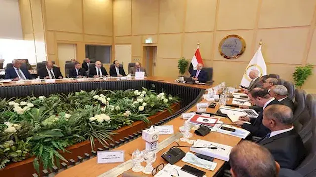 وزير النقل يدشن 10 ميني باصات لربط حدائق وزهرة العاصمة بالقطار الكهربائي