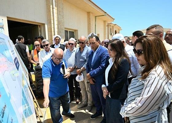 رئيس الوزراء يتفقد مجمع محطات تحلية مياه البحر بالرميلة بطاقة 125 ألف متر مكعب يوميًا بمطروح