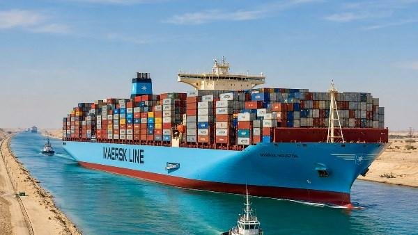 خدمات جديدة تعزز إيرادات قناة السويس.. الهيئة تواجه تراجع حركة الملاحة بحلول مبتكرة