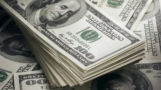 ما أسباب هبوط الدولار إلى أقل من 50 جنيها؟ خبراء يجيبون