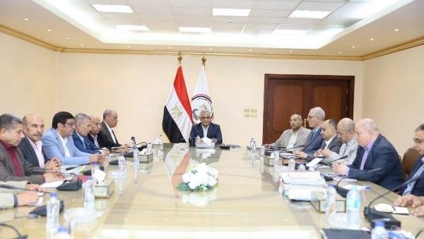 وزير الدولة للإنتاج الحربي يبحث مستجدات خطط تطوير الشركات التابعة