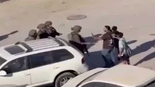 "ما تخاف إلا من ربك".. أب فلسطيني يُشجّع نجله خلال مواجهة مع الاحتلال الإسرائيلي في القدس (فيديو)