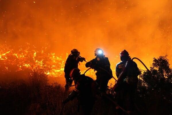 رجال الإطفاء في اليونان يكافحون لإخماد حريق هائل خرج عن نطاق السيطرة