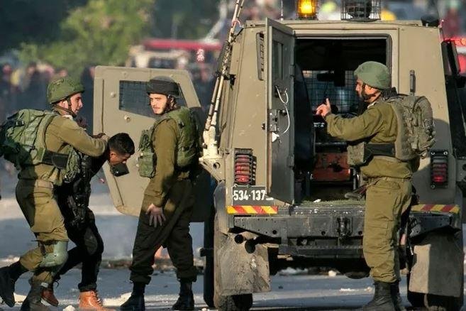 جيش الاحتلال الإسرائيلي يعتقل 14 فلسطينيا في مداهمات بالضفة الغربية